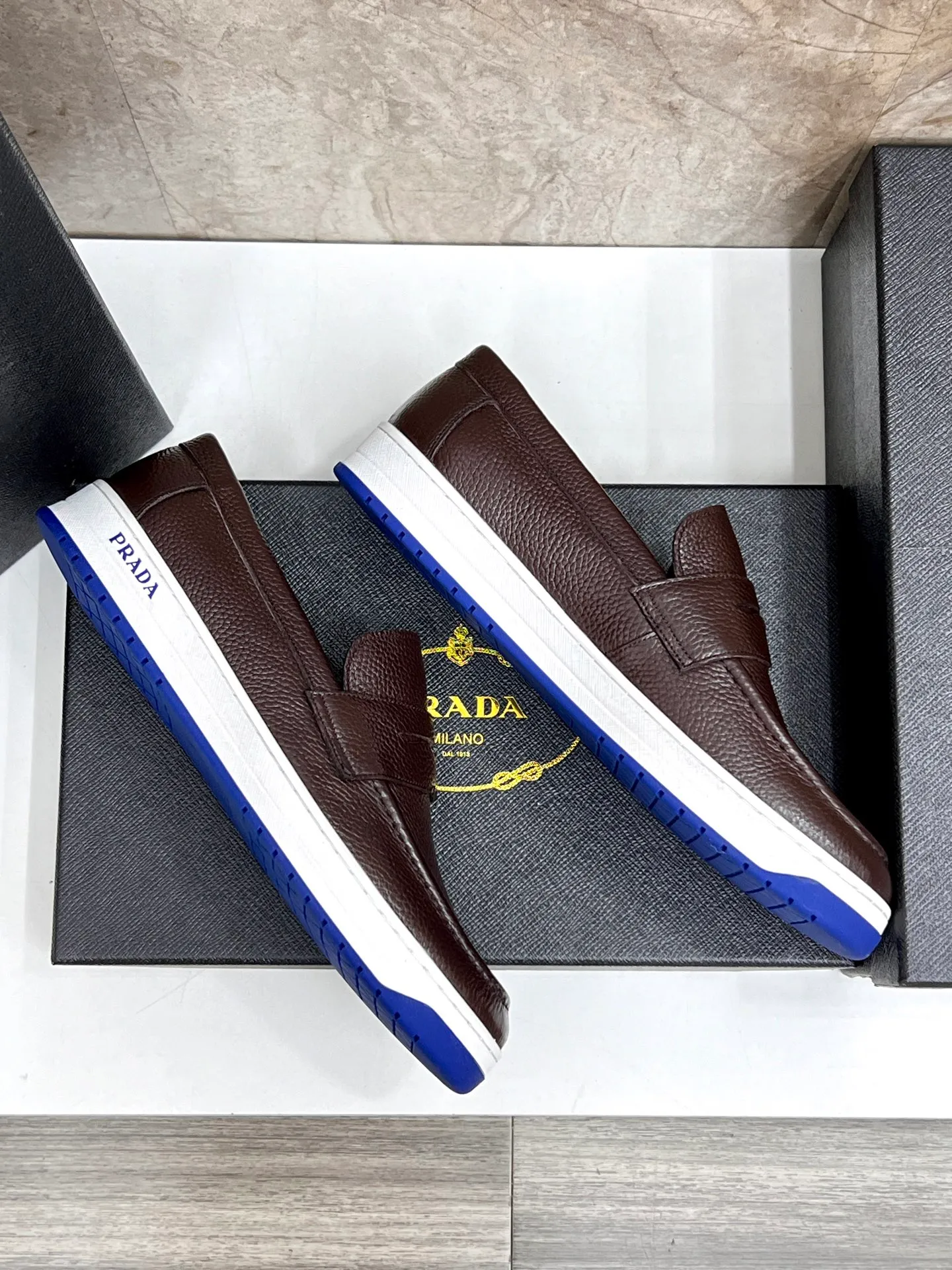 💰620 Prada classic men’s lace-up casual shoes｜Imported cowhide upper｜Layered stitching design on the upper Lightweight and breathable｜Soft and comfortable｜PRADA letters on the side｜Distinctive sporty style Showing the brand style｜Lightweight embossed rubber sole｜With cowhide foot pad lining｜Excellent foot feel Fashionable and elegant｜Size: 38-44 (customized at 45)